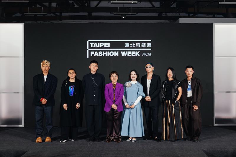 「臺北時裝週AW26」26日盛大開幕，Daniel Wong 品牌總監黃偉豪（左起）、WANGLILING 設計師汪俐玲、TANGTSUNGCHIEN 設計師唐宗謙、文化部次長王時思、立法委員吳思瑤、#DAMUR 設計師黃世舜、Liyu Tsai 設計師蔡麗玉及RAY CHU 設計師朱柏諺合影。