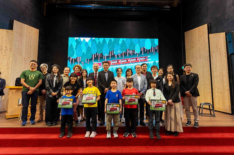 林森、鹿滿、桃源、十字、香林國小同學、家長、老師、舊打狗驛故事館館長及嘉頌重奏團與林保署長官合影。