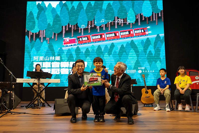 林保署林華慶署長與林鐵處王昭堡處長贈送柴油機關積木組給本次參與錄製的學童。