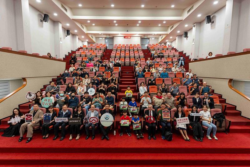 阿里山林鐵列車音樂紀行發表記者會貴賓及全體來賓大合照。