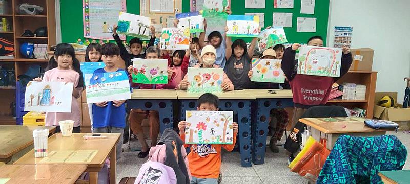 二年級學童「豆豆畫」於下次課程續作完成，開心與長者合影。