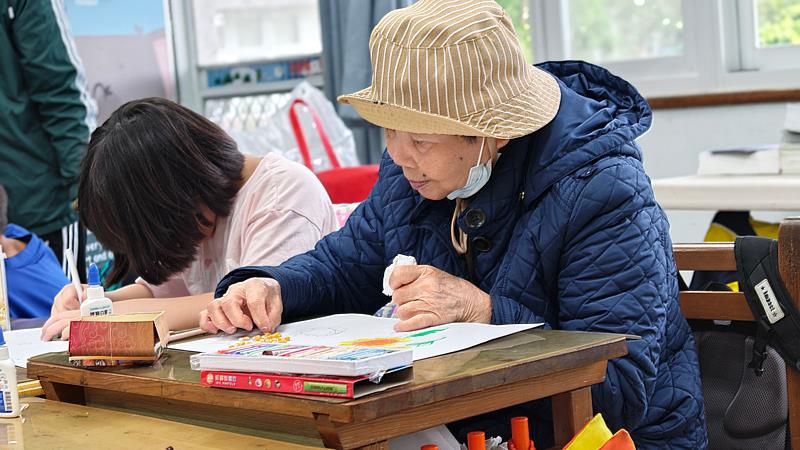 門諾基會老幼共學的李黃阿嬤參與半學期後，MMSE從中度認知障礙進步到輕度。