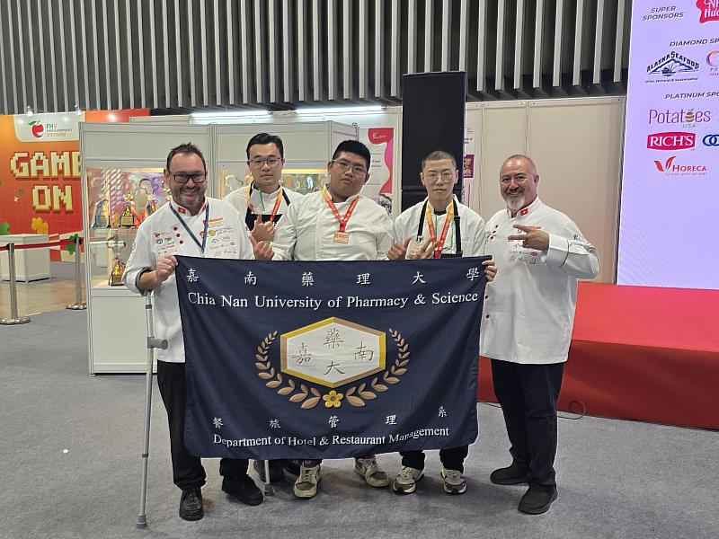 嘉藥餐旅系胡士宏、江柏億及陳冠豪（左二起）及首次參加國際賽事即取得3銅牌佳績。