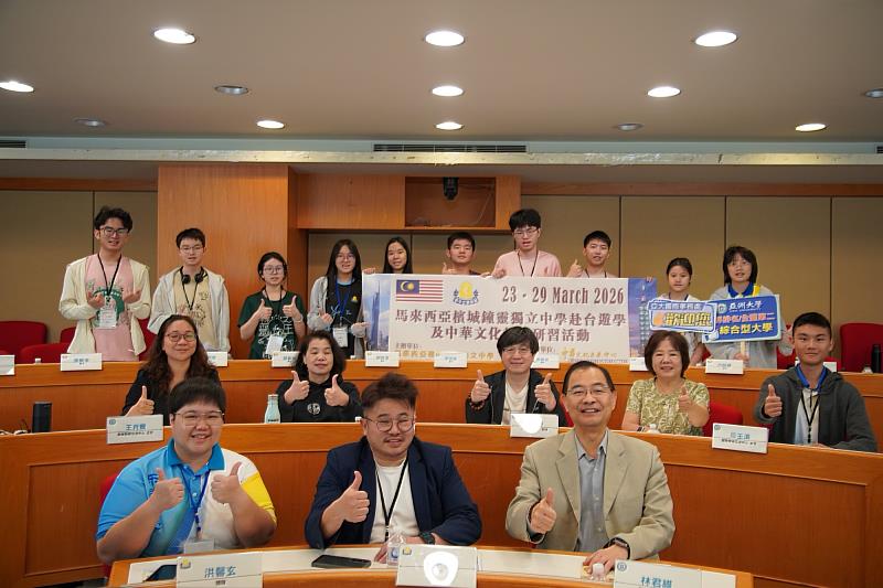 與馬來西亞檳城鍾靈獨立中學師生共同合影,為本次國際教育交流活動留下珍貴紀錄。