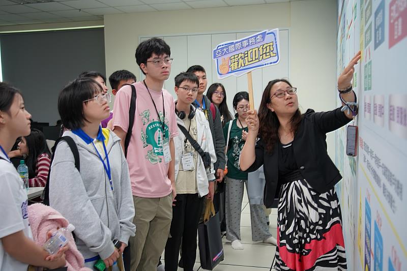 王月鶯主任（右）進行學系介紹，協助學生了解各領域特色與未來升學方向。
