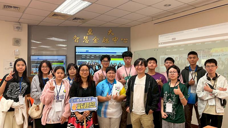 實作體驗課程後，鍾靈獨中學生與亞大老師合影留念。前排左2為王月鶯主任，前排右3為張俊評助理教授。