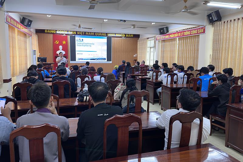 河海工程學系邱昱嘉副主任向肯特大學師生介紹河海工程學系與海洋工程科技中心。