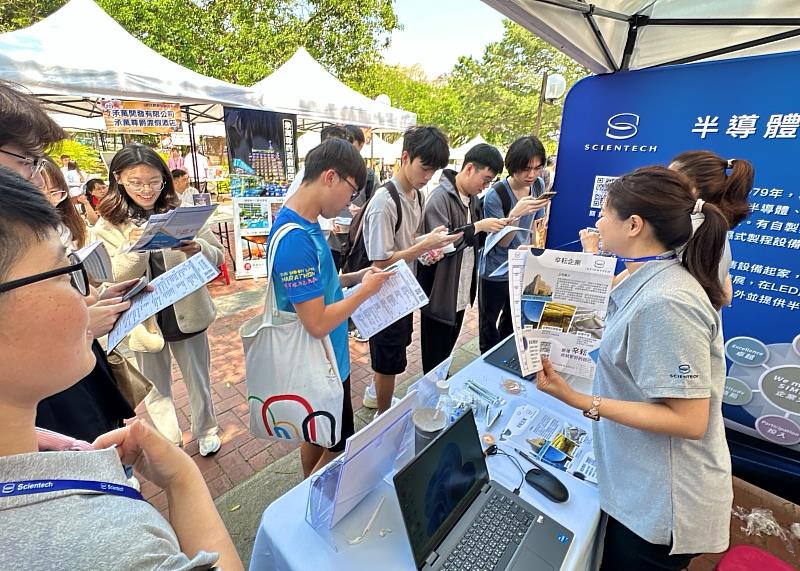 暨大校園徵才博覽會徵才廠商攤位資訊，獲即將畢業的暨大學生積極洽詢。