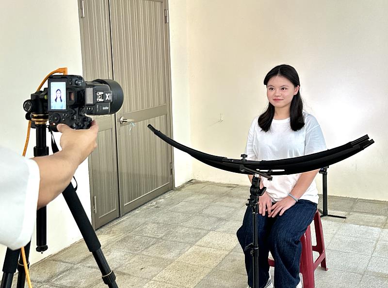 暨大校園徵才博覽會溫馨安排面試沙龍照拍攝，獲學生歡迎。