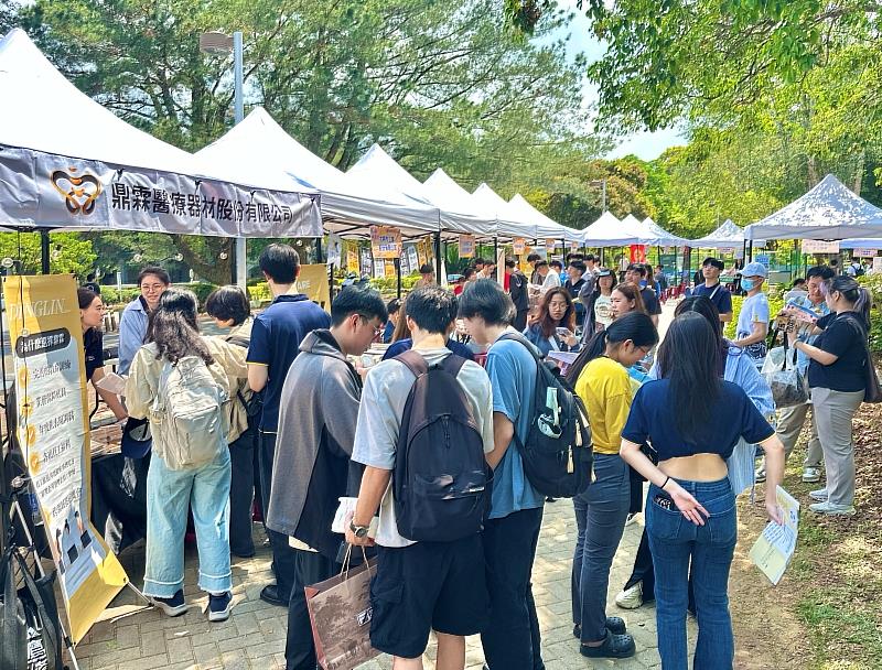 暨大成功舉辦校園徵才博覽會，獲學生熱烈參與。