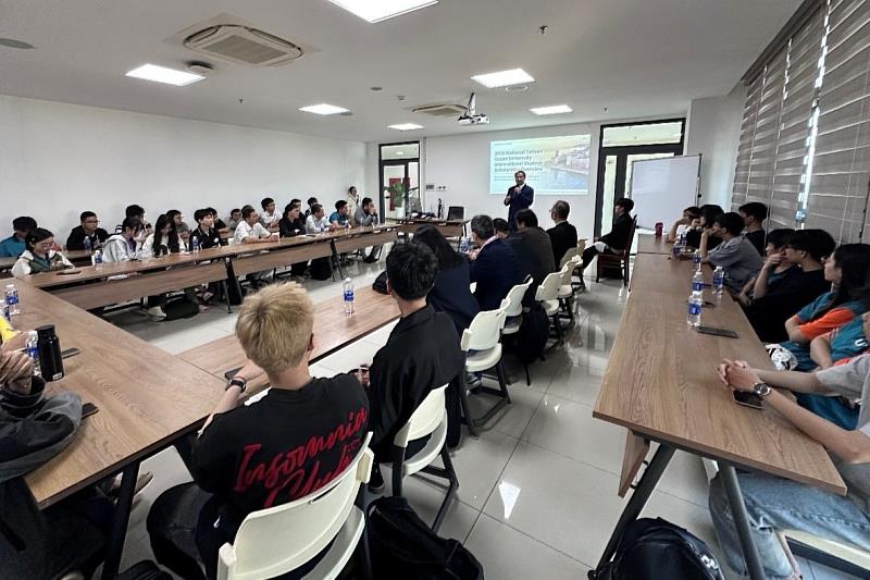 范佳銘國際長向胡志明市經濟大學師生介紹學校整體發展特色與獎學金制度等。