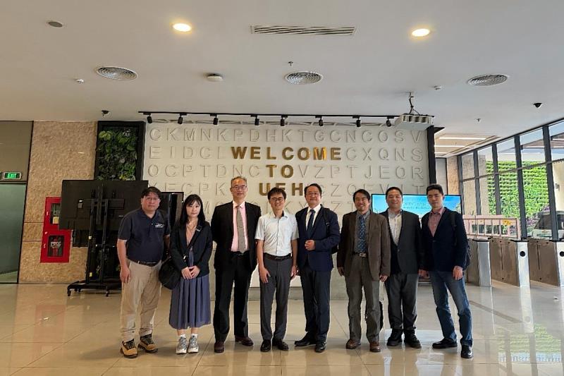 海洋大學交流團成員與駐胡志明市台北經濟文化辦事處教育組林韋至組長（左4）在胡志明市經濟大學前合照。