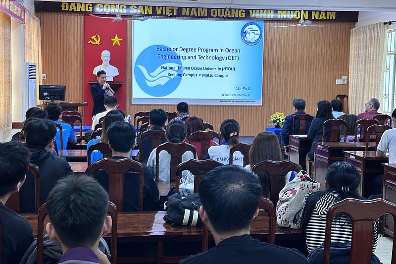 李基毓副教授向肯特大學師生介紹海洋工程科技學士學位學程教師研究領域與系所發展方向。