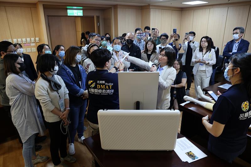 賴佩芳醫師與團隊介紹「iDMAT資訊系統」，不少學員紛紛拿起手機記錄。