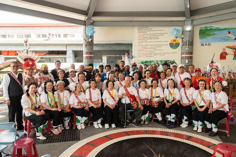 Alingano Maisu船員與Lidaw部落耆老們合照。