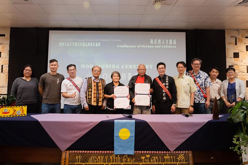國立東華大學原住民族國際事務中心（CIIA）與密克羅尼西亞航海協會（MVS）簽署合作備忘錄。（左起：張瀠之助理教授、李政政助理教授、李宜澤系主任、童春發前院長、謝若蘭Bavaragh Dagalomai中心主任、Sesario Sewralur船長、石忠山副校長、日宏煜系主任、Sifo Lakaw助理教授、陳毅峰副教授、葉秀燕教授）