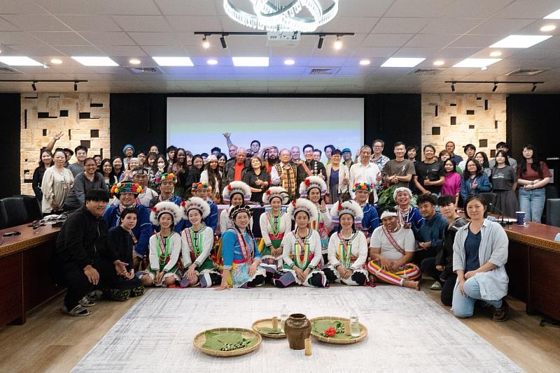 Alingano Maisu船員與東華大學師生及花蓮在地組織交流合照。