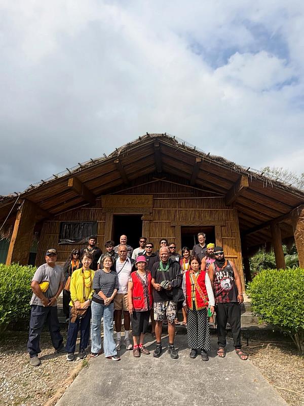 Alingano Maisu船員於花蓮太巴塱部落Kakita’an祖靈屋前與祖靈屋繼承人合照。
