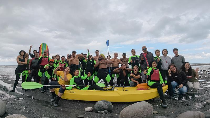 Alingano Maisu船員與蘇帆海洋文化藝術基金會於花蓮鹽寮海灘合照。