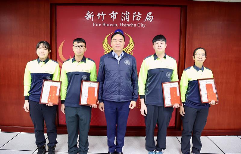 消防局長李世恭代為頒發感謝狀給出勤的消防員。