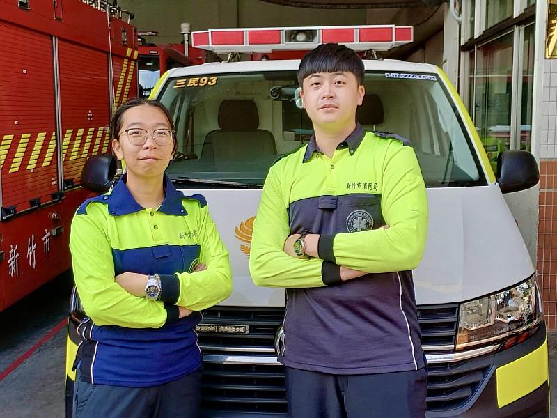 三民分隊楊佩儒（左）、鄭世玄成功救援患者。