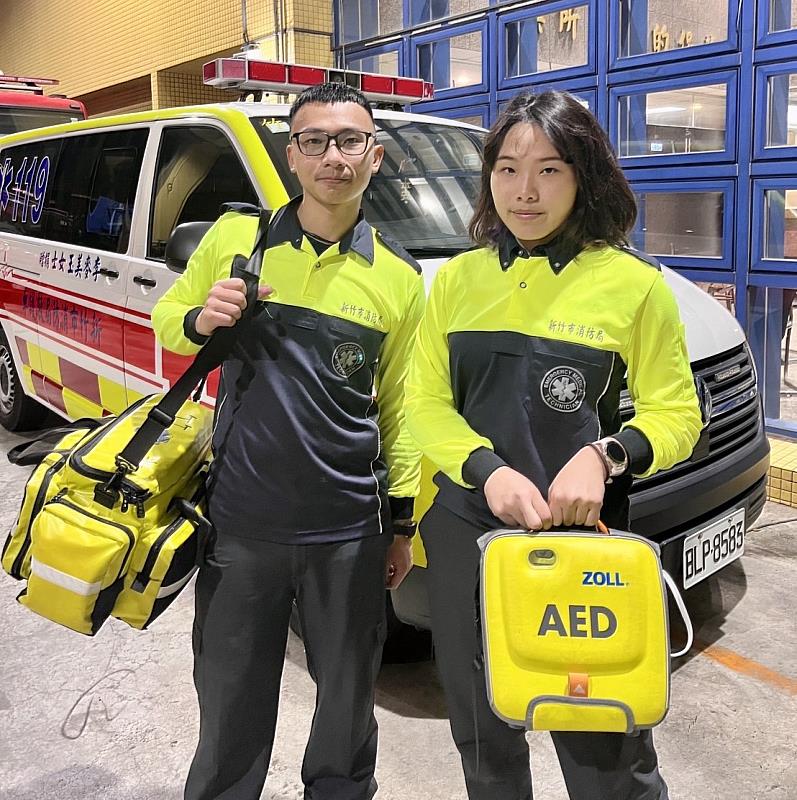 竹光分隊陳瑞明（左）、盧潔儀成功救援患者。