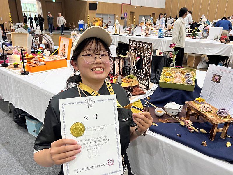 餐管系王芊茨同學在2025馬來西亞廚藝大賽榮獲「中式點心禮盒」金牌。