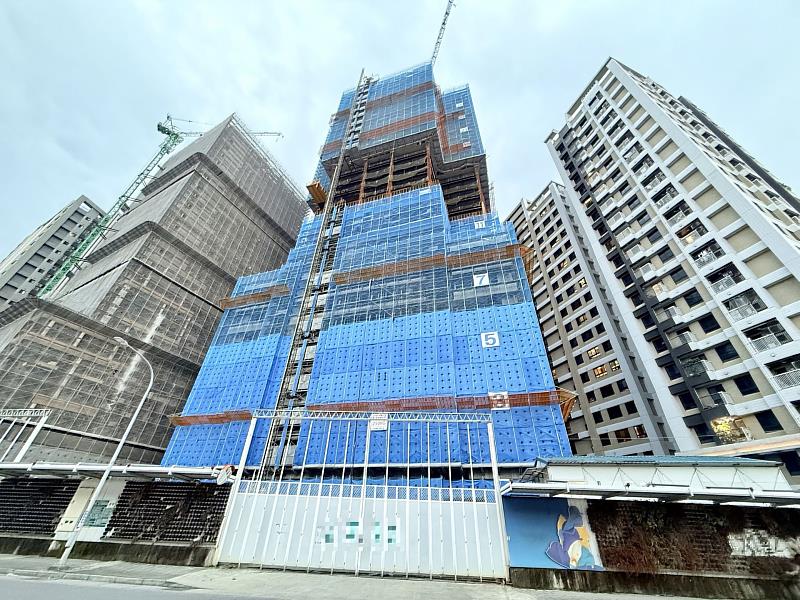 新北市12個主要的重劃區中,2025年有7個重劃區預售交易量年減逾7成,顯示新北重劃區預售房市量縮明顯。