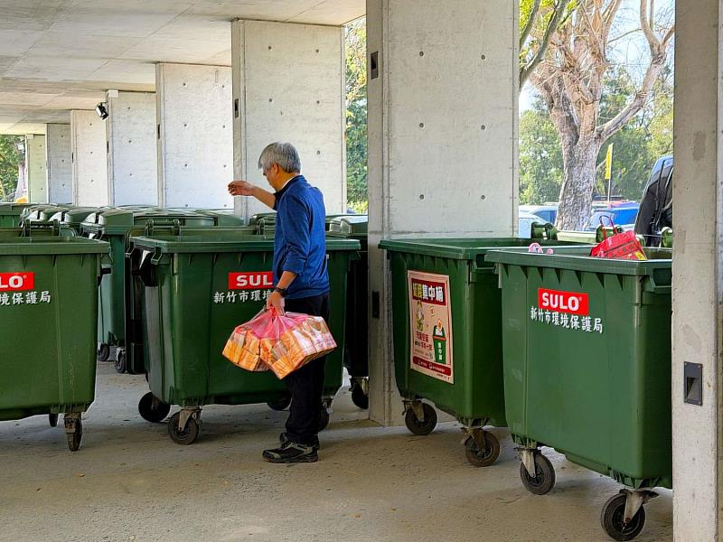 新竹市永生園紙錢集中桶。