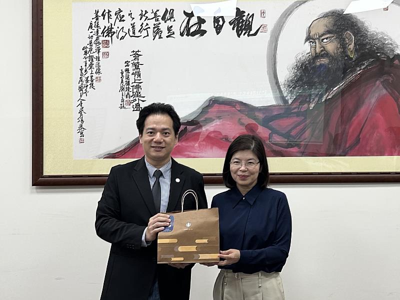 副市長邱臣遠贈禮予新竹縣秘書長李安妤。