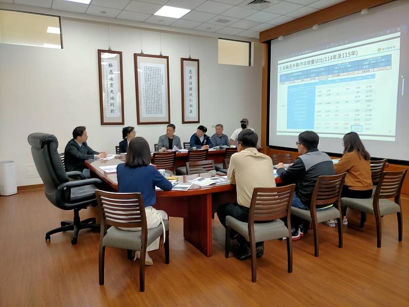 新竹縣政府同仁簡報說明。