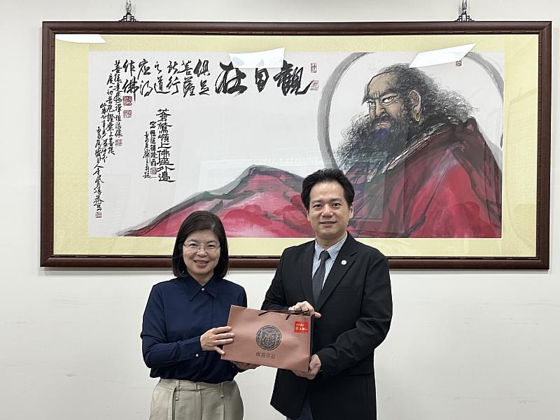 新竹縣秘書長李安妤贈禮予副市長邱臣遠。