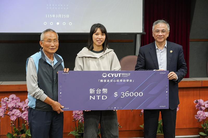 資管系獲獎學子范珈瑜（中）取得系排第一的好成績，並積極準備AI規劃師證照，表現亮眼。