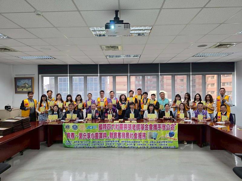 全體貴賓與教育局代表共同合影，見證3,700冊《青春．愛分享－心靈寶典》正式進入校園，齊心守護高雄學子心理健康。