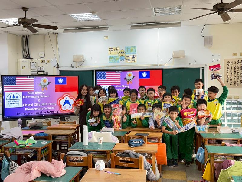 背著文化飛越太平洋－志航國小與美國加州洪堡郡持續深化跨國交流 美師化身「文化箱郵差」送驚喜