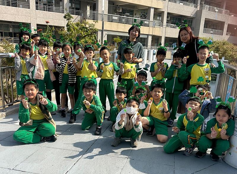 背著文化飛越太平洋－志航國小與美國加州洪堡郡持續深化跨國交流 美師化身「文化箱郵差」送驚喜