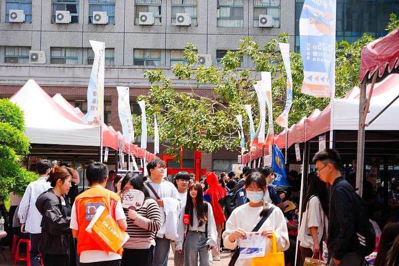 百家企業至朝陽科大校園徵才，提供上萬職缺。