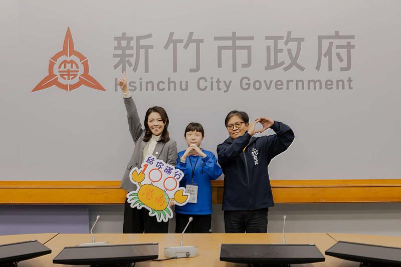 各校「一日小市長」與高市長進行創意合影，留下珍貴紀念。