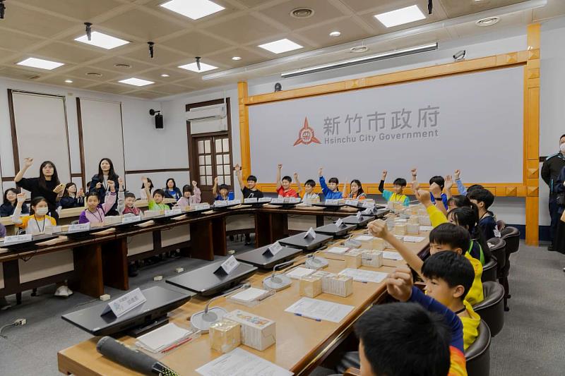 32位一日小市長透過投票方式，提前感受民主決策的過程。