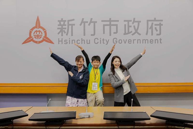 各校「一日小市長」與高市長進行創意合影，留下珍貴紀念。