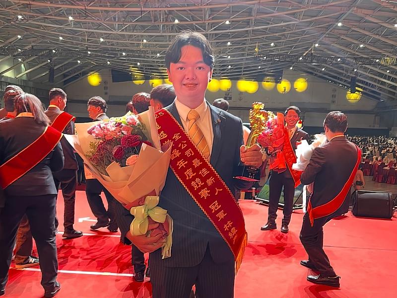 永慶房屋業務主任林緯嘉在家人與夥伴見證下，獲得公司的新人組冠軍頒獎殊榮。圖/永慶房屋提供