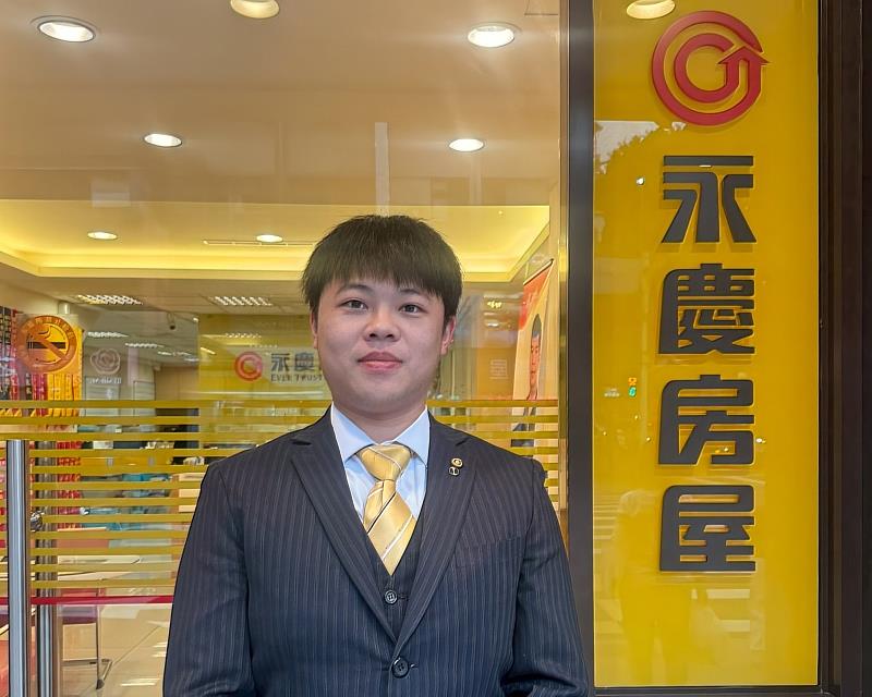 永慶房屋業務副理蔡世俊從夜市小吃攤老闆轉職房仲,在2025年成功達成年收入突破百萬元。圖/永慶房屋提供