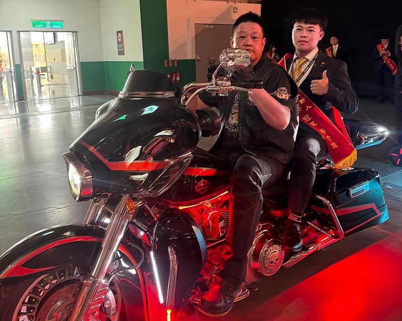 蔡世俊入職不到兩年，積極的態度成就他獲得2025年度新人組冠軍，登上頒獎紅毯。圖/永慶房屋提供