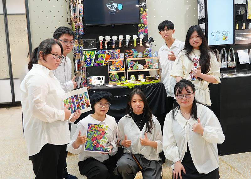 〈它說〉以創新手法翻轉大眾對蛇類的恐懼，透過將視覺圖騰化，相當新穎。