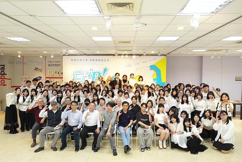朝陽科大第29屆視覺傳達設計系畢業製作校內展師生合影。