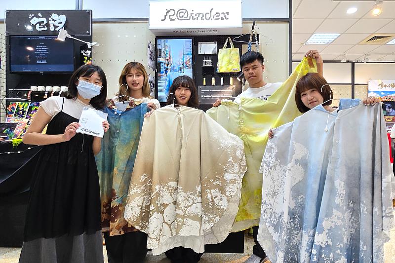 〈Raindex〉創新設計「變色雨衣」，避免酸雨污染難以察覺，將隱形污染轉譯為可視訊號，提升使用者對環境的即時理解。