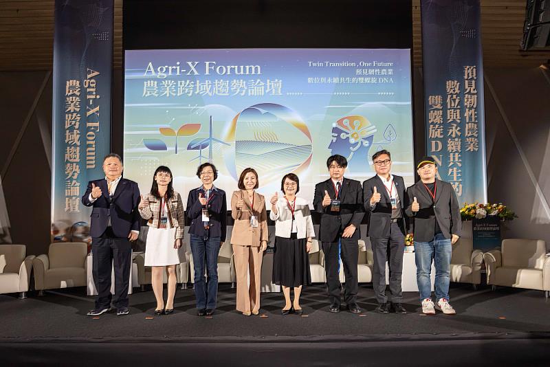 論壇貴賓合影-上午場(左至右)中衛發展中心洪柏聲總監、中興大學生物機電系副教授朱玟霖、台大農業經濟學系特聘教授陳郁蕙、皆展有限公司總經理胡馨元、座談主持人-農業部農業科技司司長李紅曦、國際講者-十勝農業次長前塚研二、米屋智農股份有限公司董事長陳肇浩、瓜瓜園企業股份有限公司總經理邱裕翔