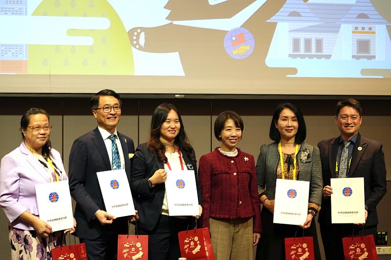 李姸慧頒贈結業證書