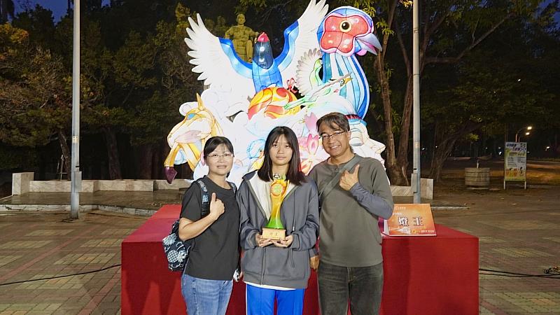 許彩韵同學(中)連續兩年獲得高中職組燈王