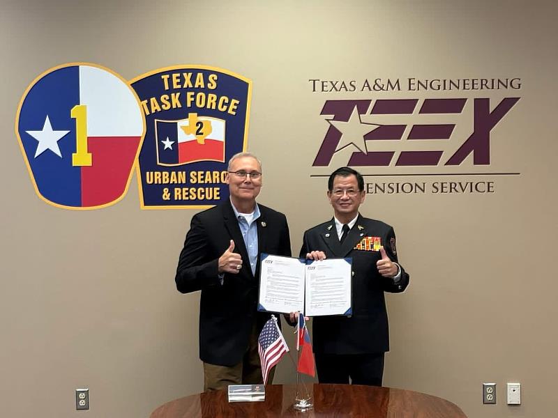 新北市消防局陳崇岳局長（右）與TEEX德州農工工程推廣中心主任David Coatney簽署合作意向書